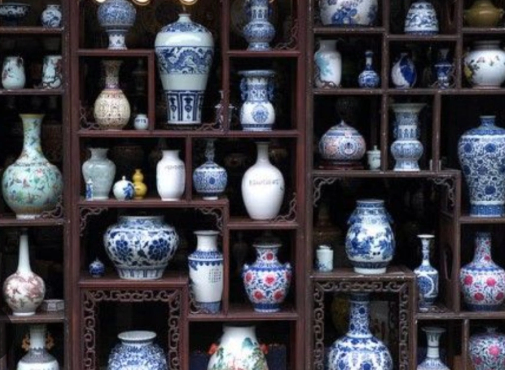 a la carte stand with valuable ceramics